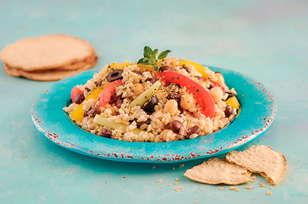 Ensalada fría de arroz con frijoles negros