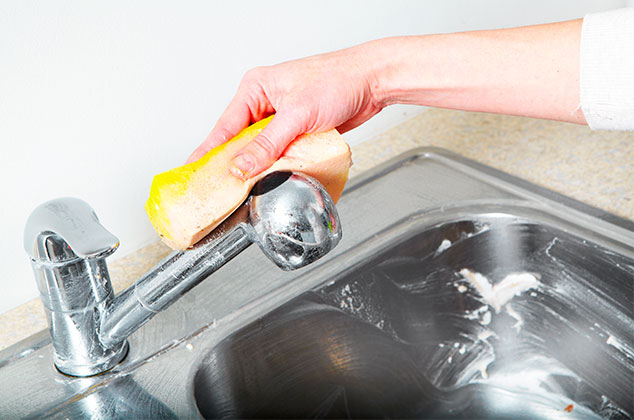 6 tips para limpiar las llaves del lavabo y fregadero