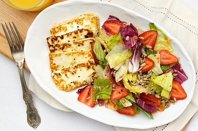 Ensalada de lechugas, queso asado y fresas para el desayuno