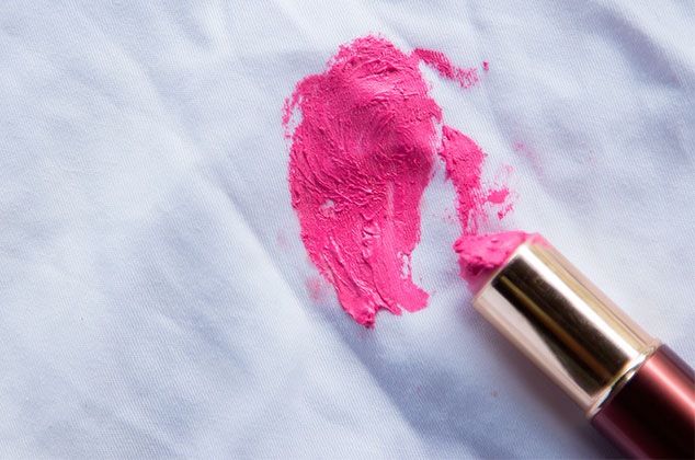 Cómo quitar manchas de maquillaje en la ropa fácilmente | Cocina Vital Cómo quitar manchas de maquillaje en la ropa fácilmente | Cocina Vital