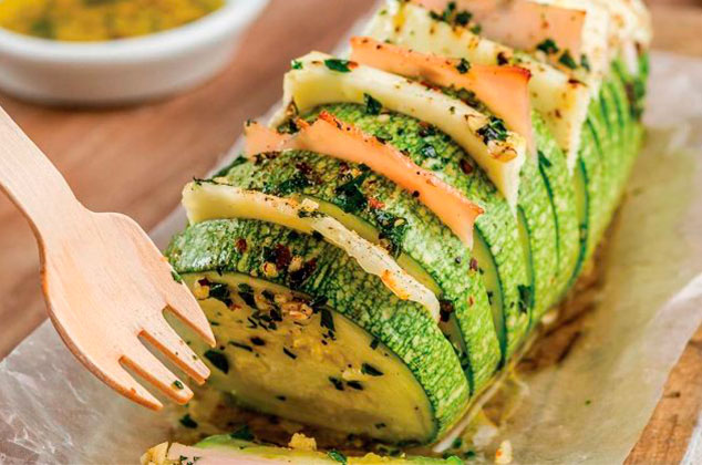 Calabacitas Hasselback: horneadas con jamón de pavo