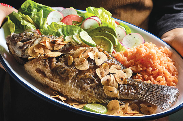 Mojarra frita al mojo de ajo