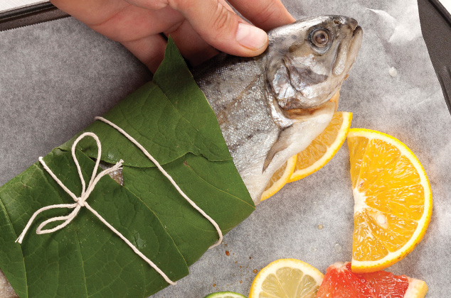 HORNEA en una charola con papel encerado a 180 ºC, por 25 minutos o hasta que el pescado este bien cocido y ligeramente dorado.
