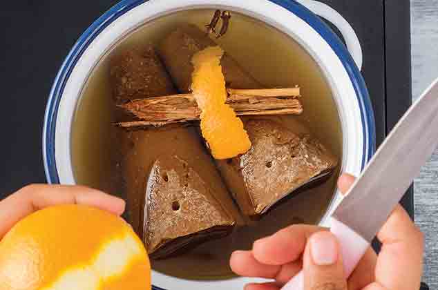 AÑADE la canela, clavos de olor y la ralladura de naranja.