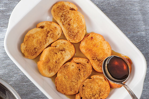 COLOCA una base de las rebanadas de pan frito y cubre con el almíbar cada pan.