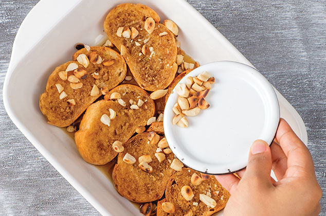 AÑADE un poco de nueces, cacahuates y pasas.