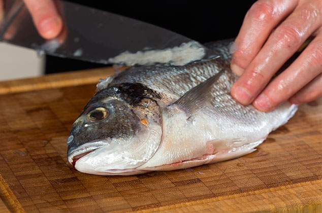 Cómo limpiar un pescado entero en casa