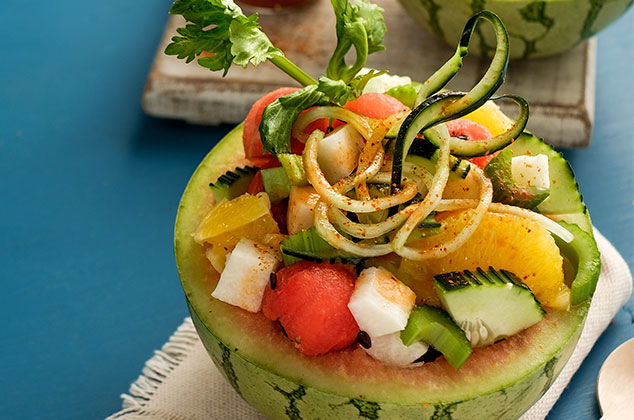 Sandías refrescantes con frutas y verduras