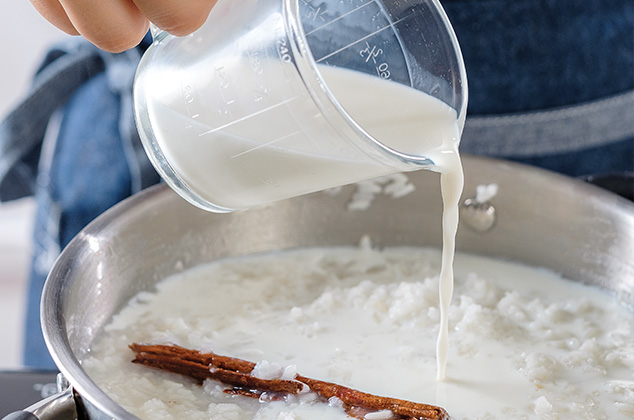 VIERTE la leche, mezcla y cocina por 15 minutos más.