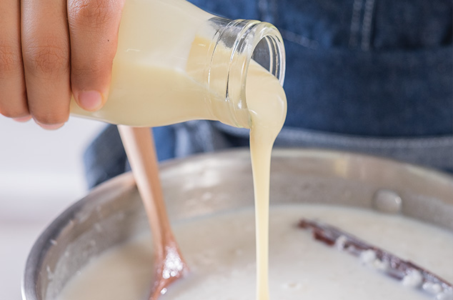 VIERTE la leche evaporada y la condensada.