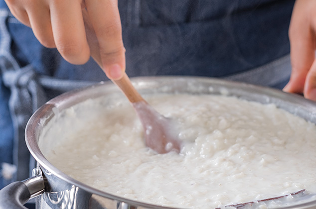 MEZCLA con una pala de madera ligeramente, sin dejar de mover. Cocina por 35 minutos o hasta que el arroz esté cocido.