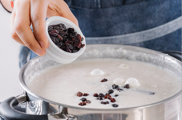 AÑADE las pasas y las nueces. Mezcla y cocina por 5 minutos más. Sirve, agrega más pasas y nueces. Espolvorea la canela en polvo.