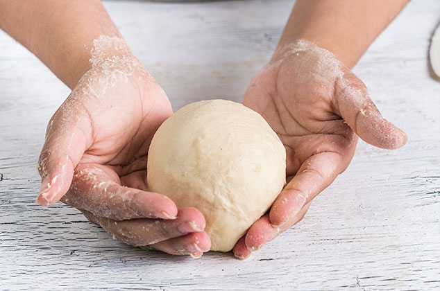 FORMA una bola y coloca en un tazón. Tapa con un trapo de cocina. Deja reposar por 25 minutos hasta que esponje.