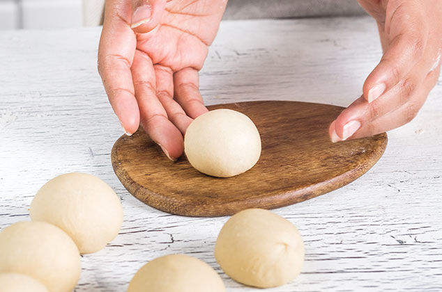 BOLEA cada porción o da forma de bolita a cada trozo de masa. Coloca en una charola y tapa. Deja reposar por 10 minutos más.