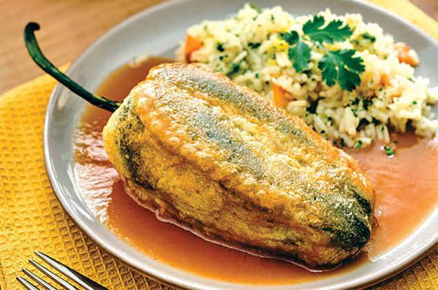Chile poblano capeado relleno de atún