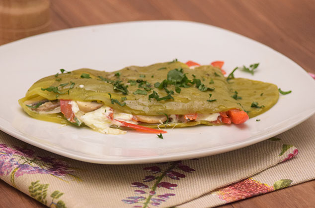 Nopales rellenos de champiñones con papel aluminio en comal