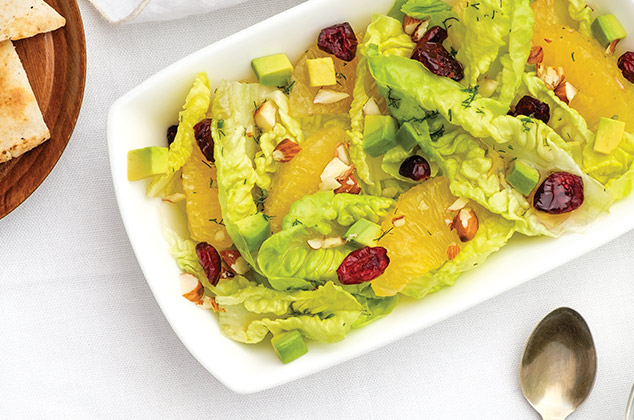 Ensalada de lechuga baby, naranja y almendras para el desayuno