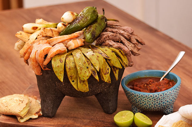 Molcajete mar y tierra con guacamole