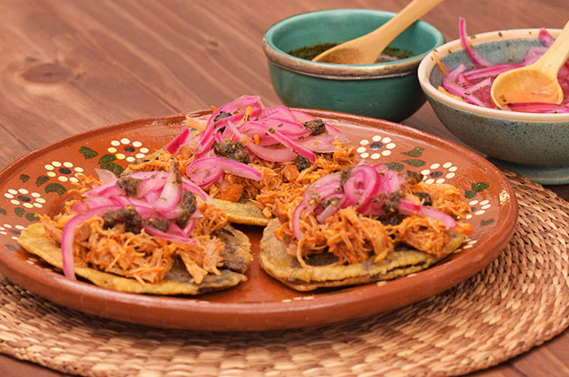 Panuchos yucatecos de cochinita pibil