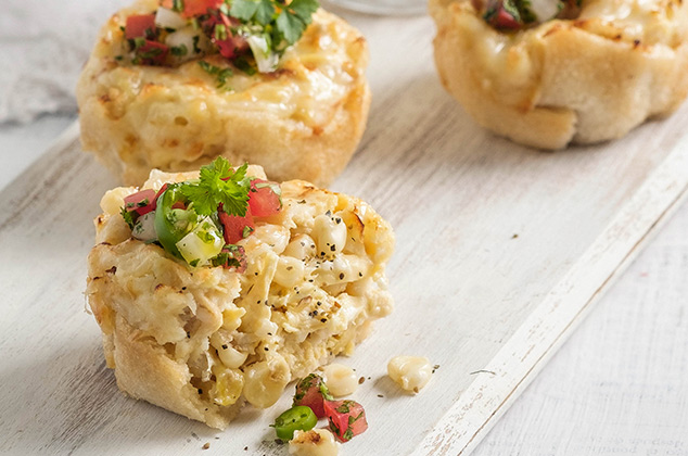 Cazuelitas de pan rellenas de pollo y elote