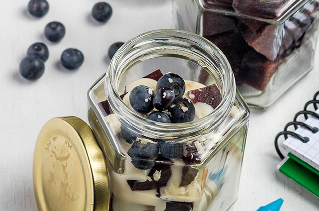 Gelatina de blueberries con salsa de queso