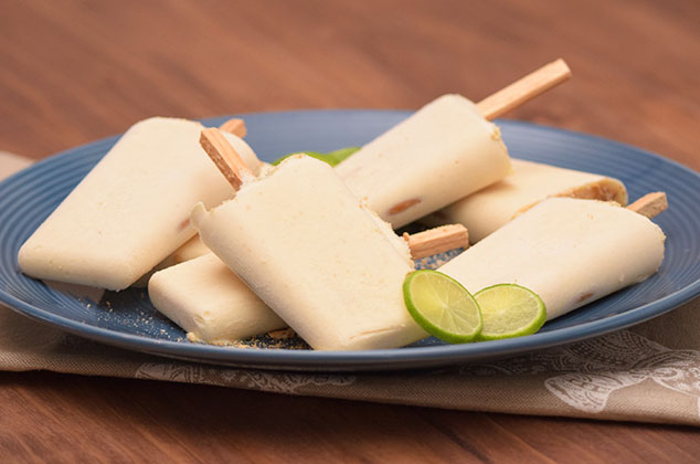 Paletas heladas de carlota de limón