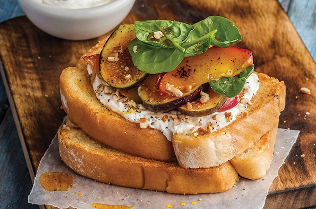 Sándwich de frutas asada con queso para el lunch