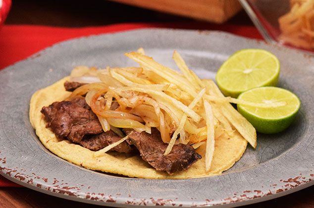 Tacos de hígado encebollado con leche