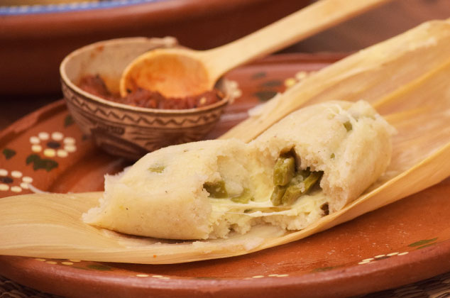 Tamales de nopales con queso caseros