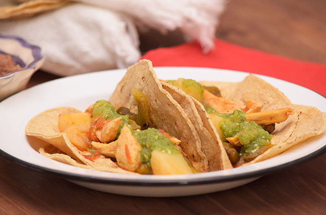 Fajitas de pollo con nopales, rajas y papas