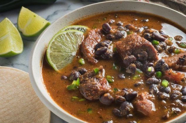 Frijoles negros con carne de cerdo, receta tradicional de Yucatán