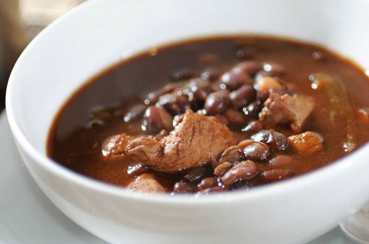 Frijoles negros con carne de cerdo, receta tradicional de Yucatán