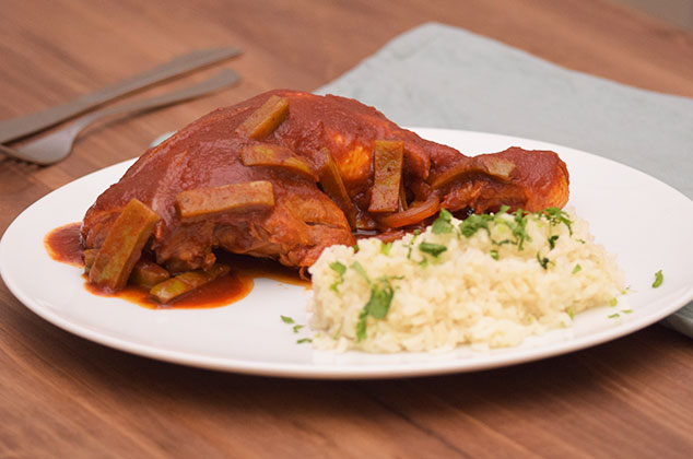 Pierna y muslo de pollo en adobo con nopales