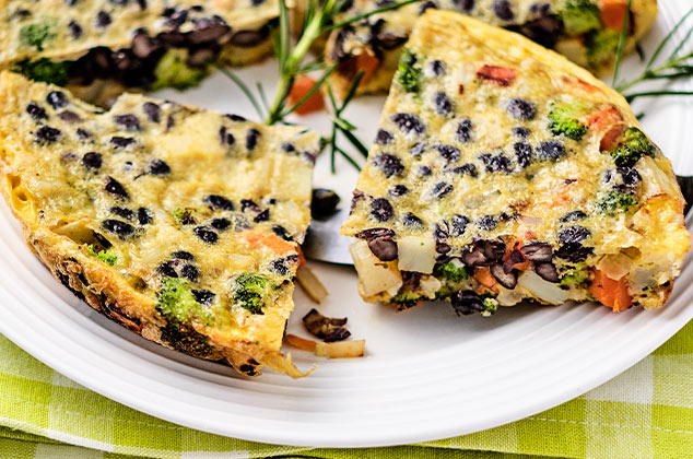 Tortilla española saludable con verduras