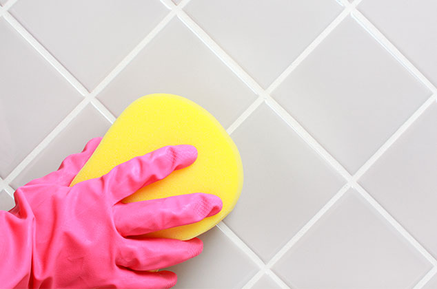 Cómo eliminar restos de jabón y sarro de los azulejos del baño