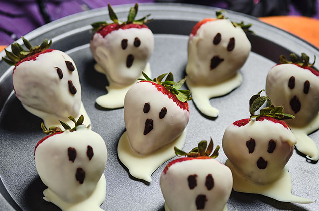 Fantasmas de fresa con chocolate para Halloween