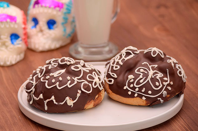 Pan de muerto casero cubierto de chocolate