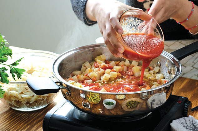 VIERTE el puré de tomate y mezcla. Cocina por 10 minutos.
