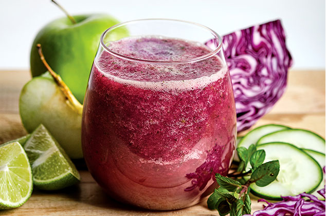 Receta de Jugo antioxidante morado con col y frambuesas