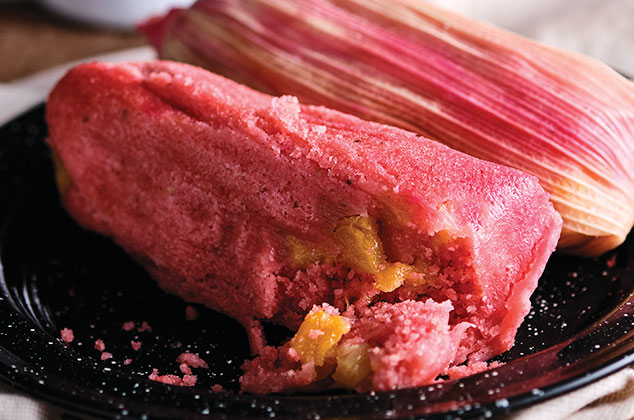 Tamales de dulce caseros con piña y pasitas