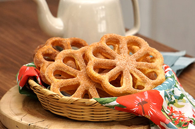 Buñuelos de viento espolvoreados con azúcar