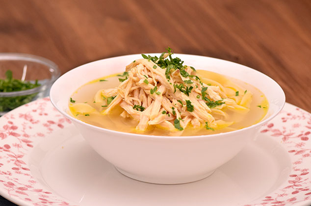 Sopa de fetuccini con pollo