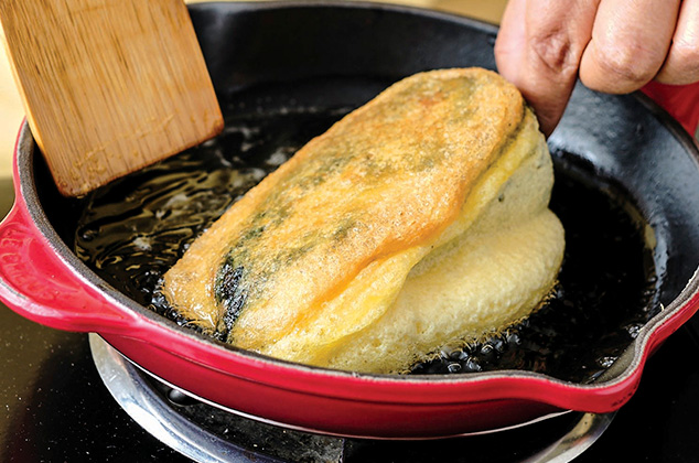 Chile relleno de atún con verduras capeado en caldillo de jitomate