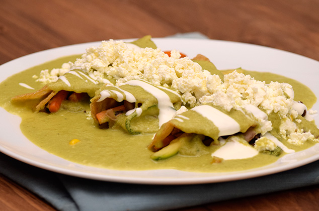 Enchiladas verdes con salsa de chile poblano rellenas de verduras