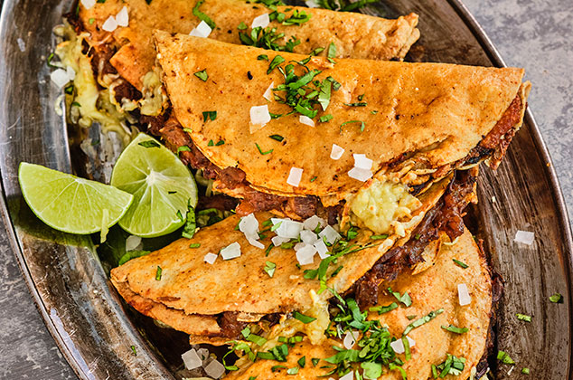 Quesadillas de birria doraditas con queso