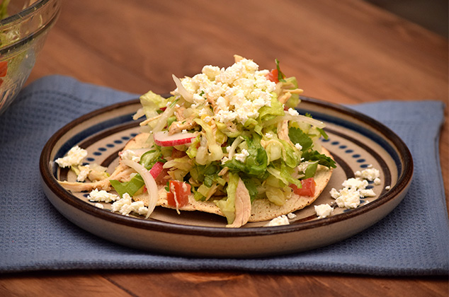 Salpicón de pollo en tostadas