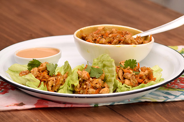 Tacos de lechuga con pollo y salsa de cacahuate estilo oriental