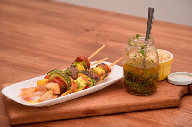 Brochetas mar y tierra con chimichurri