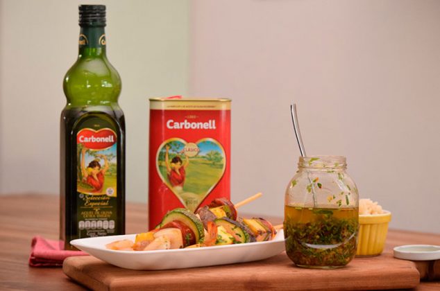 Brochetas mar y tierra con chimichurri