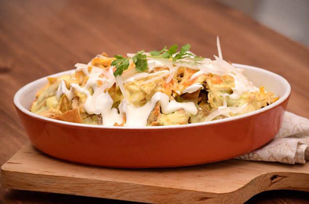 Chilaquiles suizos verdes con queso gratinado y pollo